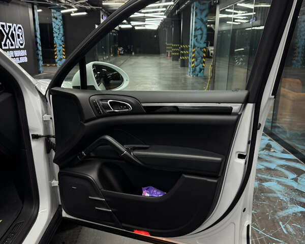 Белый Порше Каен, объемом двигателя 3.6 л и пробегом 130 тыс. км за 27500 $, фото 64 на Automoto.ua