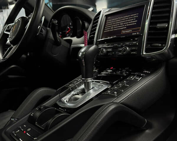 Белый Порше Каен, объемом двигателя 3.6 л и пробегом 130 тыс. км за 27500 $, фото 69 на Automoto.ua