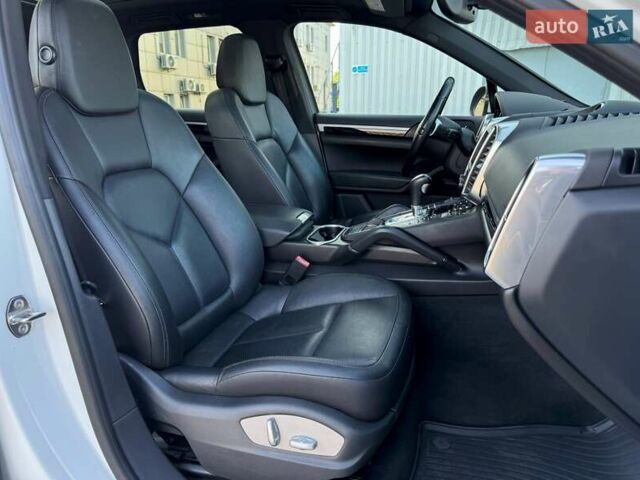 Белый Порше Каен, объемом двигателя 3 л и пробегом 238 тыс. км за 24500 $, фото 10 на Automoto.ua