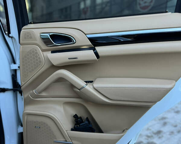 Белый Порше Каен, объемом двигателя 3.6 л и пробегом 190 тыс. км за 23500 $, фото 18 на Automoto.ua