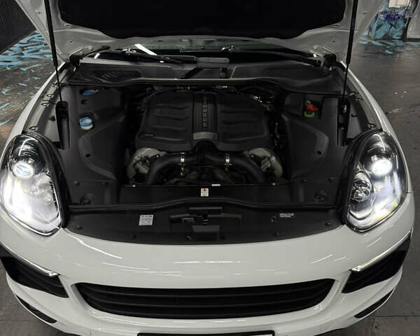 Белый Порше Каен, объемом двигателя 3.6 л и пробегом 130 тыс. км за 27500 $, фото 74 на Automoto.ua