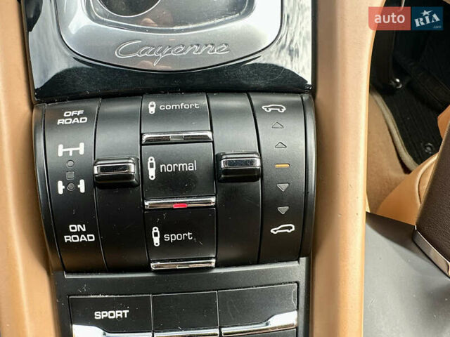Білий Порше Cayenne, об'ємом двигуна 3 л та пробігом 199 тис. км за 27500 $, фото 34 на Automoto.ua