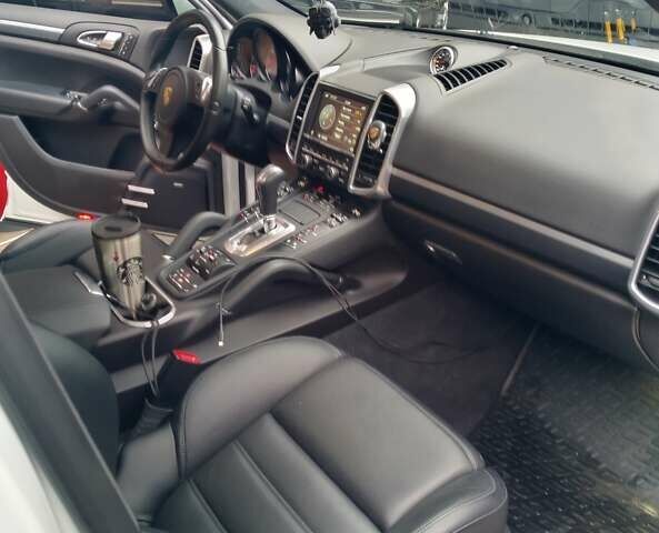 Белый Порше Каен, объемом двигателя 4.81 л и пробегом 62 тыс. км за 34500 $, фото 4 на Automoto.ua