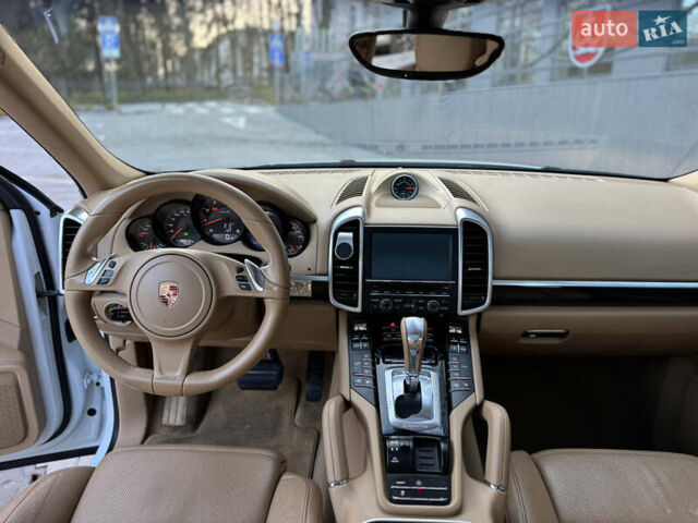 Белый Порше Каен, объемом двигателя 3.6 л и пробегом 190 тыс. км за 23500 $, фото 16 на Automoto.ua