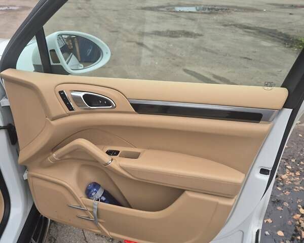 Белый Порше Каен, объемом двигателя 3 л и пробегом 155 тыс. км за 32000 $, фото 25 на Automoto.ua