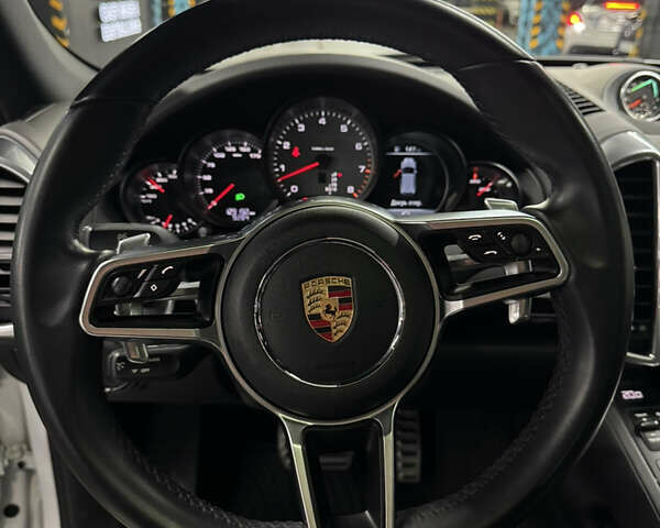 Белый Порше Каен, объемом двигателя 3.6 л и пробегом 130 тыс. км за 27500 $, фото 45 на Automoto.ua