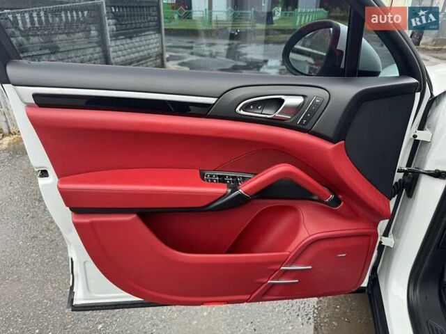 Білий Порше Cayenne, об'ємом двигуна 3 л та пробігом 193 тис. км за 26700 $, фото 61 на Automoto.ua