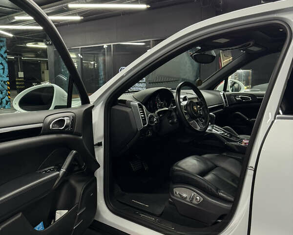 Белый Порше Каен, объемом двигателя 3.6 л и пробегом 130 тыс. км за 27500 $, фото 37 на Automoto.ua