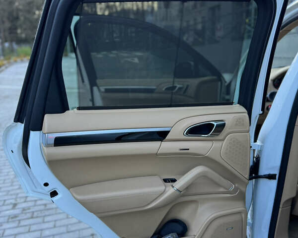 Белый Порше Каен, объемом двигателя 3.6 л и пробегом 190 тыс. км за 23500 $, фото 24 на Automoto.ua