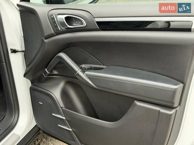 Белый Порше Каен, объемом двигателя 3 л и пробегом 195 тыс. км за 28700 $, фото 25 на Automoto.ua