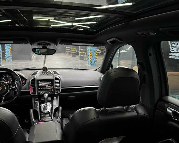 Белый Порше Каен, объемом двигателя 3.6 л и пробегом 130 тыс. км за 27500 $, фото 63 на Automoto.ua