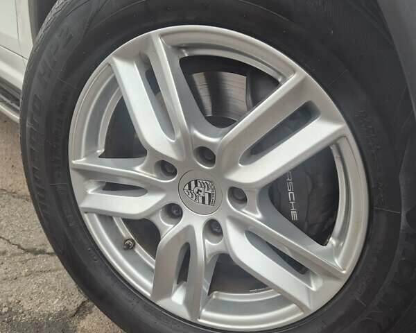 Белый Порше Каен, объемом двигателя 3 л и пробегом 155 тыс. км за 32000 $, фото 22 на Automoto.ua