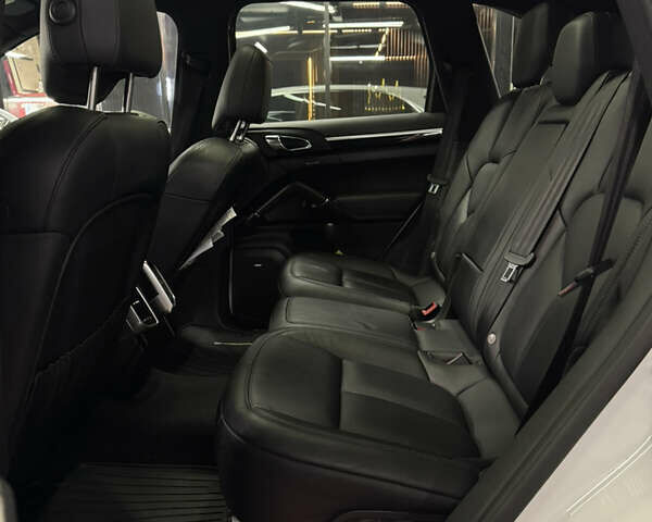 Белый Порше Каен, объемом двигателя 3.6 л и пробегом 130 тыс. км за 27500 $, фото 28 на Automoto.ua