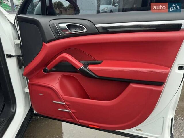 Білий Порше Cayenne, об'ємом двигуна 3 л та пробігом 193 тис. км за 26700 $, фото 3 на Automoto.ua