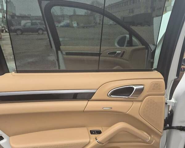 Белый Порше Каен, объемом двигателя 3 л и пробегом 155 тыс. км за 32000 $, фото 33 на Automoto.ua