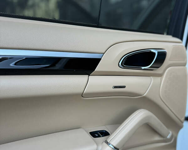 Белый Порше Каен, объемом двигателя 3.6 л и пробегом 190 тыс. км за 23500 $, фото 22 на Automoto.ua