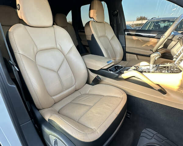 Белый Порше Каен, объемом двигателя 3.6 л и пробегом 176 тыс. км за 22500 $, фото 26 на Automoto.ua