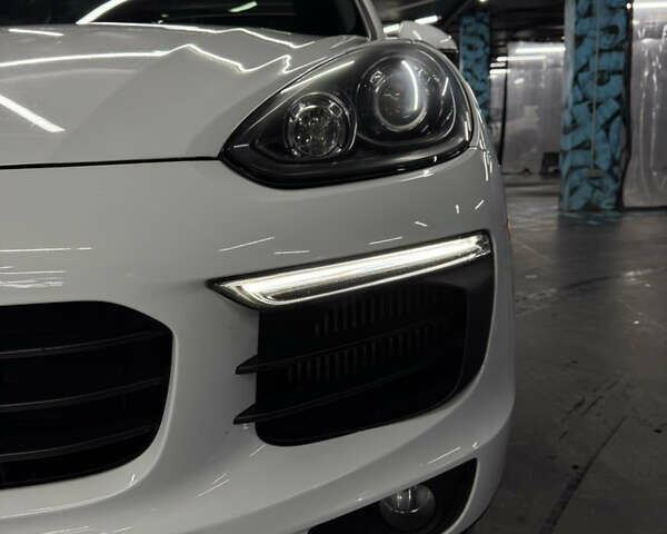 Белый Порше Каен, объемом двигателя 3.6 л и пробегом 130 тыс. км за 27500 $, фото 8 на Automoto.ua