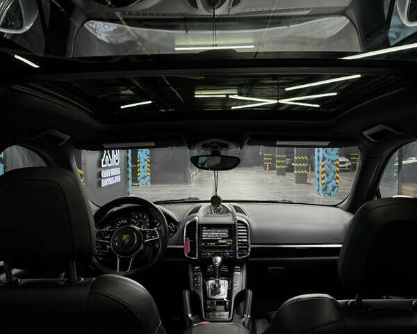 Белый Порше Каен, объемом двигателя 3.6 л и пробегом 130 тыс. км за 27500 $, фото 59 на Automoto.ua