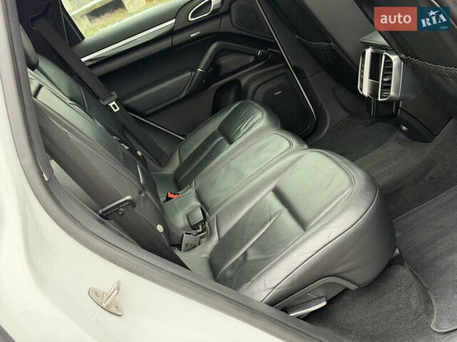 Белый Порше Каен, объемом двигателя 3 л и пробегом 195 тыс. км за 28700 $, фото 23 на Automoto.ua