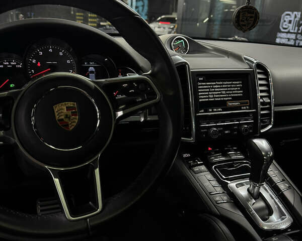 Белый Порше Каен, объемом двигателя 3.6 л и пробегом 130 тыс. км за 27500 $, фото 46 на Automoto.ua