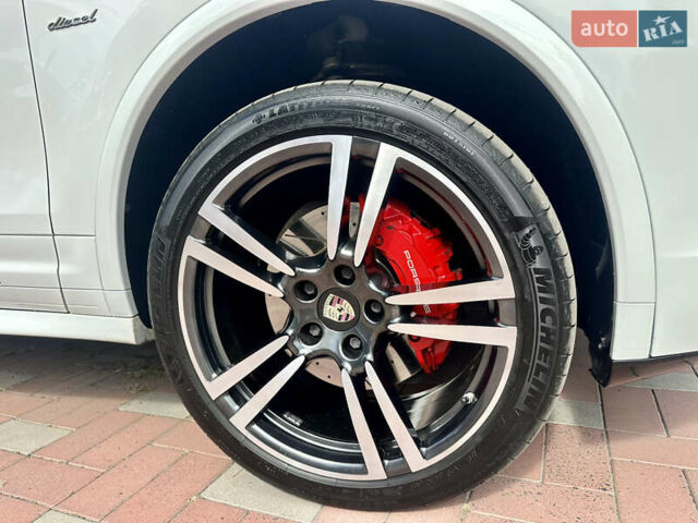 Білий Порше Cayenne, об'ємом двигуна 3 л та пробігом 199 тис. км за 27500 $, фото 41 на Automoto.ua