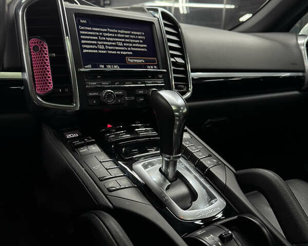 Белый Порше Каен, объемом двигателя 3.6 л и пробегом 130 тыс. км за 27500 $, фото 44 на Automoto.ua