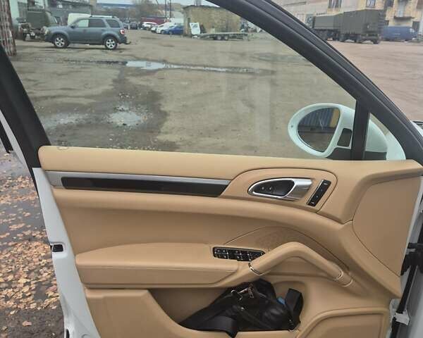 Белый Порше Каен, объемом двигателя 3 л и пробегом 155 тыс. км за 32000 $, фото 35 на Automoto.ua