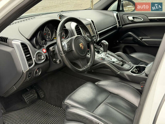 Белый Порше Каен, объемом двигателя 3 л и пробегом 195 тыс. км за 28700 $, фото 31 на Automoto.ua