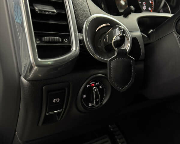 Белый Порше Каен, объемом двигателя 3.6 л и пробегом 130 тыс. км за 27500 $, фото 42 на Automoto.ua