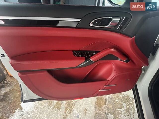 Білий Порше Cayenne, об'ємом двигуна 3 л та пробігом 193 тис. км за 26700 $, фото 124 на Automoto.ua