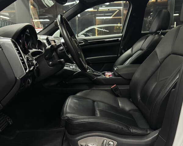 Белый Порше Каен, объемом двигателя 3.6 л и пробегом 130 тыс. км за 27500 $, фото 43 на Automoto.ua