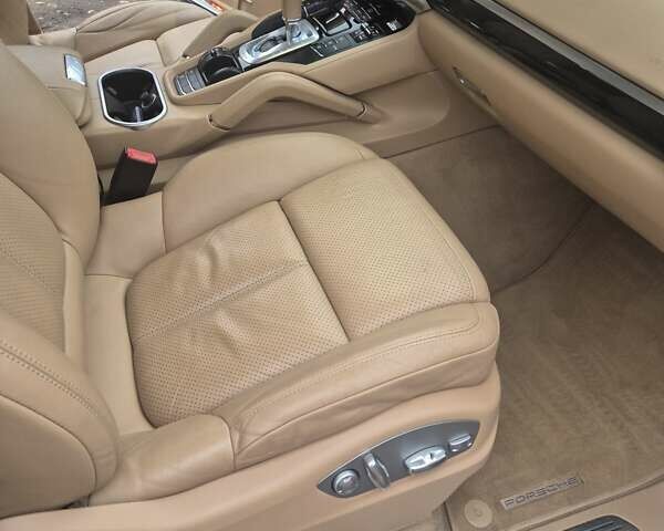 Белый Порше Каен, объемом двигателя 3 л и пробегом 155 тыс. км за 32000 $, фото 23 на Automoto.ua