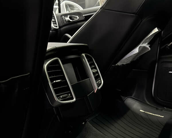 Белый Порше Каен, объемом двигателя 3.6 л и пробегом 130 тыс. км за 27500 $, фото 32 на Automoto.ua