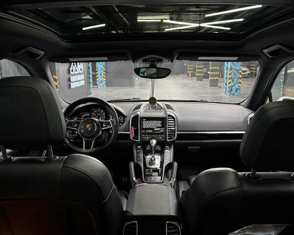 Белый Порше Каен, объемом двигателя 3.6 л и пробегом 130 тыс. км за 27500 $, фото 62 на Automoto.ua