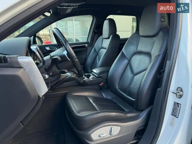 Белый Порше Каен, объемом двигателя 3 л и пробегом 238 тыс. км за 24500 $, фото 8 на Automoto.ua