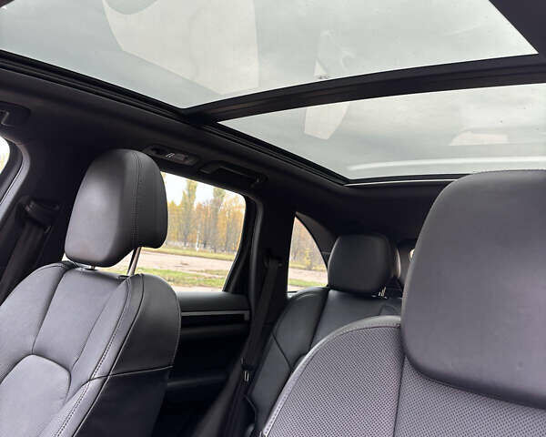 Белый Порше Каен, объемом двигателя 2.97 л и пробегом 180 тыс. км за 34000 $, фото 37 на Automoto.ua
