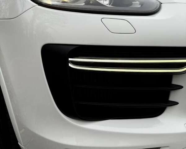 Белый Порше Каен, объемом двигателя 3.6 л и пробегом 143 тыс. км за 39999 $, фото 58 на Automoto.ua