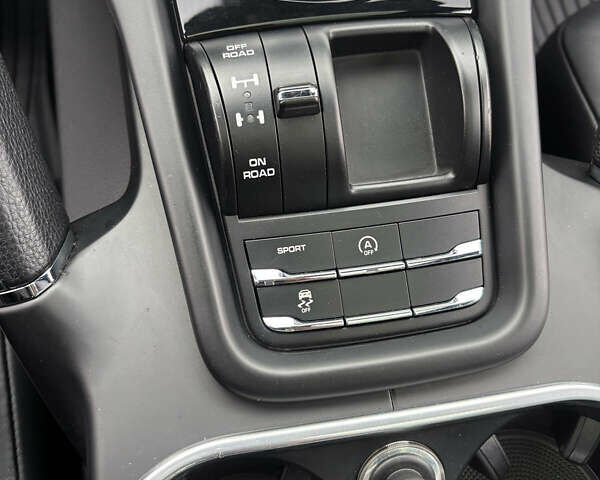 Белый Порше Каен, объемом двигателя 2.97 л и пробегом 180 тыс. км за 34000 $, фото 35 на Automoto.ua