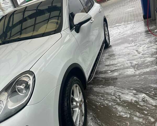 Белый Порше Каен, объемом двигателя 3.6 л и пробегом 95 тыс. км за 39000 $, фото 4 на Automoto.ua