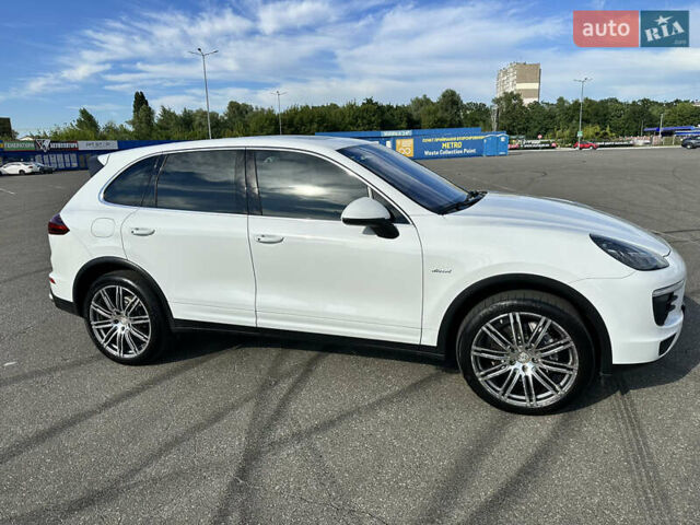 Белый Порше Каен, объемом двигателя 2.97 л и пробегом 180 тыс. км за 32000 $, фото 5 на Automoto.ua