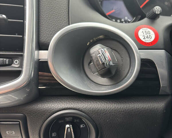 Белый Порше Каен, объемом двигателя 2.97 л и пробегом 180 тыс. км за 34000 $, фото 40 на Automoto.ua