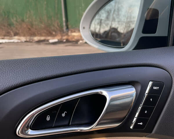 Белый Порше Каен, объемом двигателя 3.6 л и пробегом 180 тыс. км за 26000 $, фото 10 на Automoto.ua