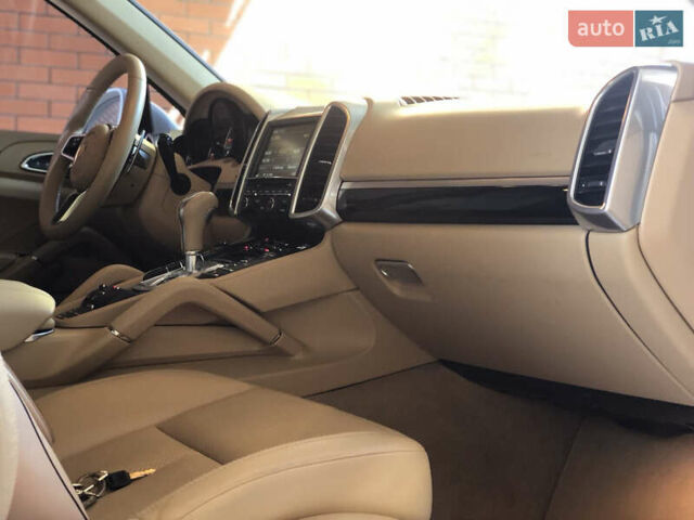 Белый Порше Каен, объемом двигателя 2.97 л и пробегом 167 тыс. км за 33499 $, фото 16 на Automoto.ua