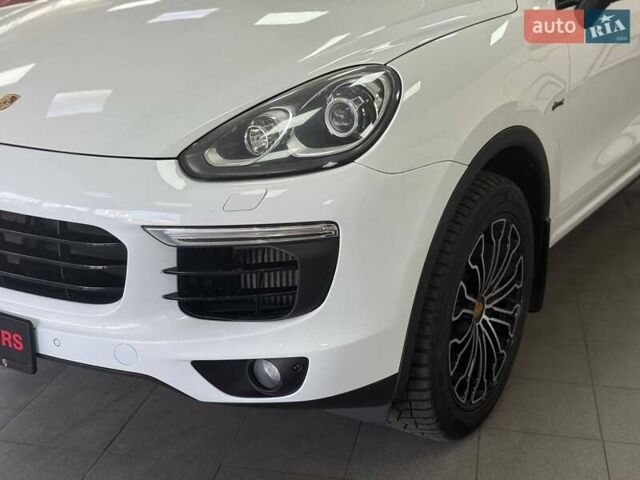 Белый Порше Каен, объемом двигателя 2.97 л и пробегом 79 тыс. км за 35990 $, фото 4 на Automoto.ua