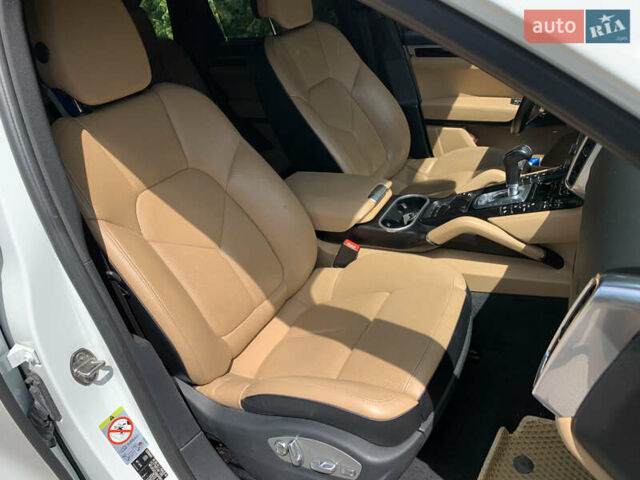 Белый Порше Каен, объемом двигателя 2.97 л и пробегом 169 тыс. км за 32500 $, фото 38 на Automoto.ua