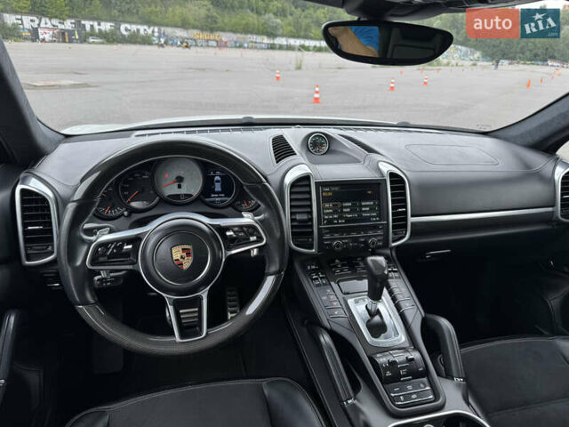 Белый Порше Каен, объемом двигателя 3.6 л и пробегом 100 тыс. км за 31500 $, фото 16 на Automoto.ua