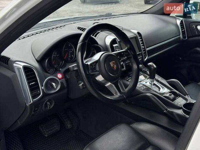 Белый Порше Каен, объемом двигателя 2.97 л и пробегом 330 тыс. км за 28500 $, фото 18 на Automoto.ua