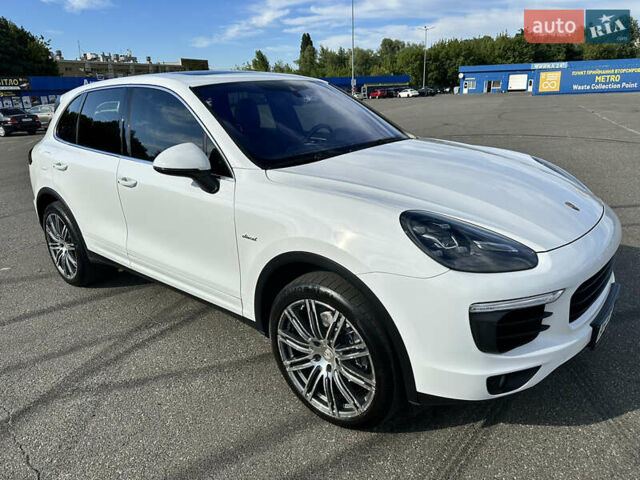 Белый Порше Каен, объемом двигателя 2.97 л и пробегом 180 тыс. км за 32000 $, фото 4 на Automoto.ua