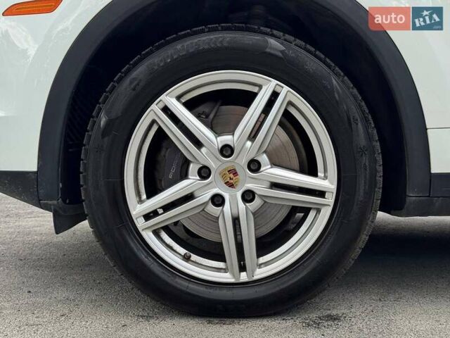 Белый Порше Каен, объемом двигателя 2.97 л и пробегом 330 тыс. км за 28500 $, фото 6 на Automoto.ua